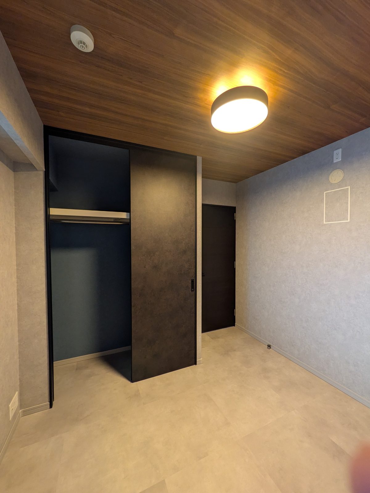 もともと洋室だった部屋に造作したクローゼット。ハンガーパイプと可動棚