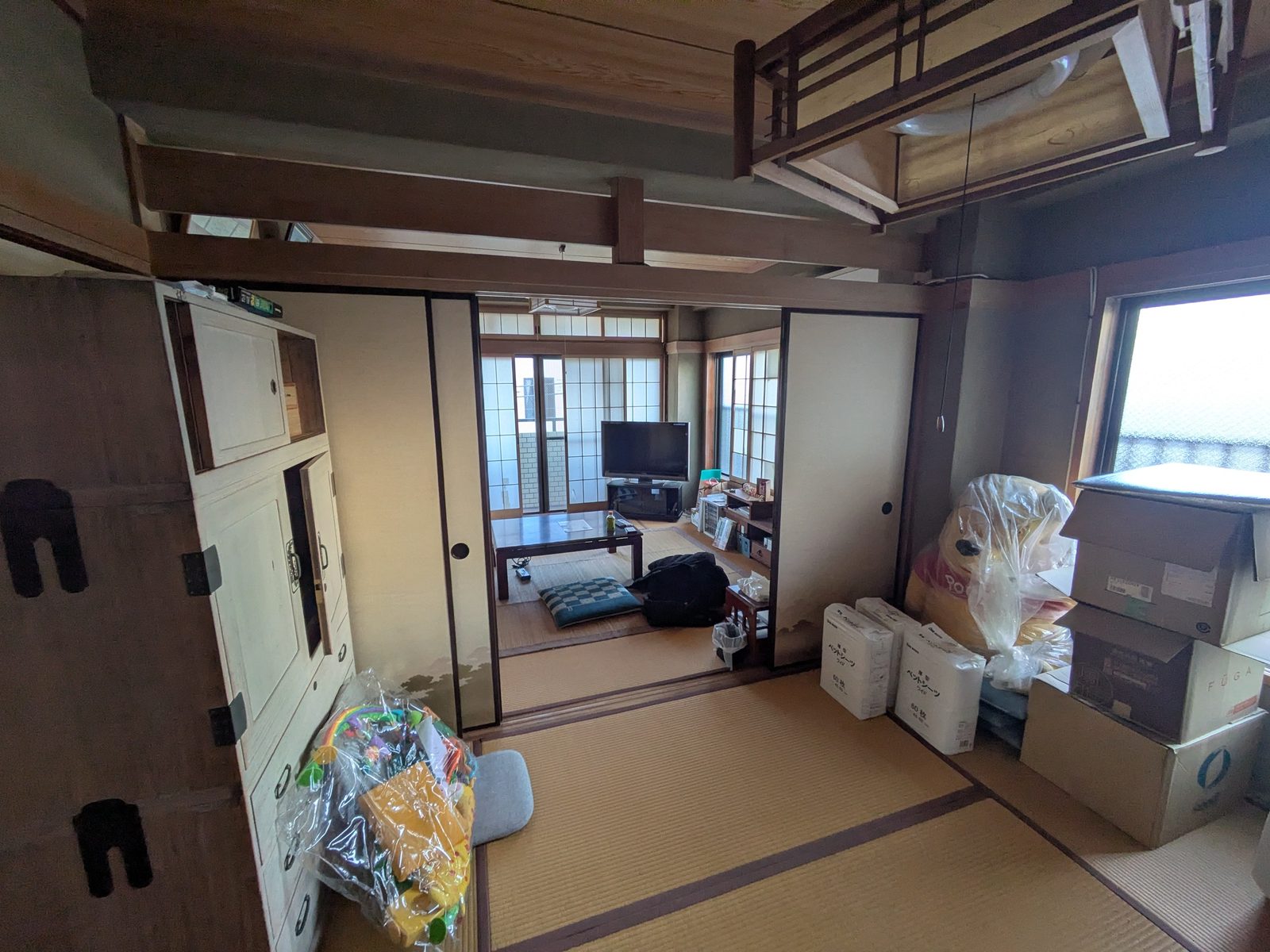 改修前の和室。手前の畳の部屋から襖を開けて、奥の居間まで見通せる続き間の構成