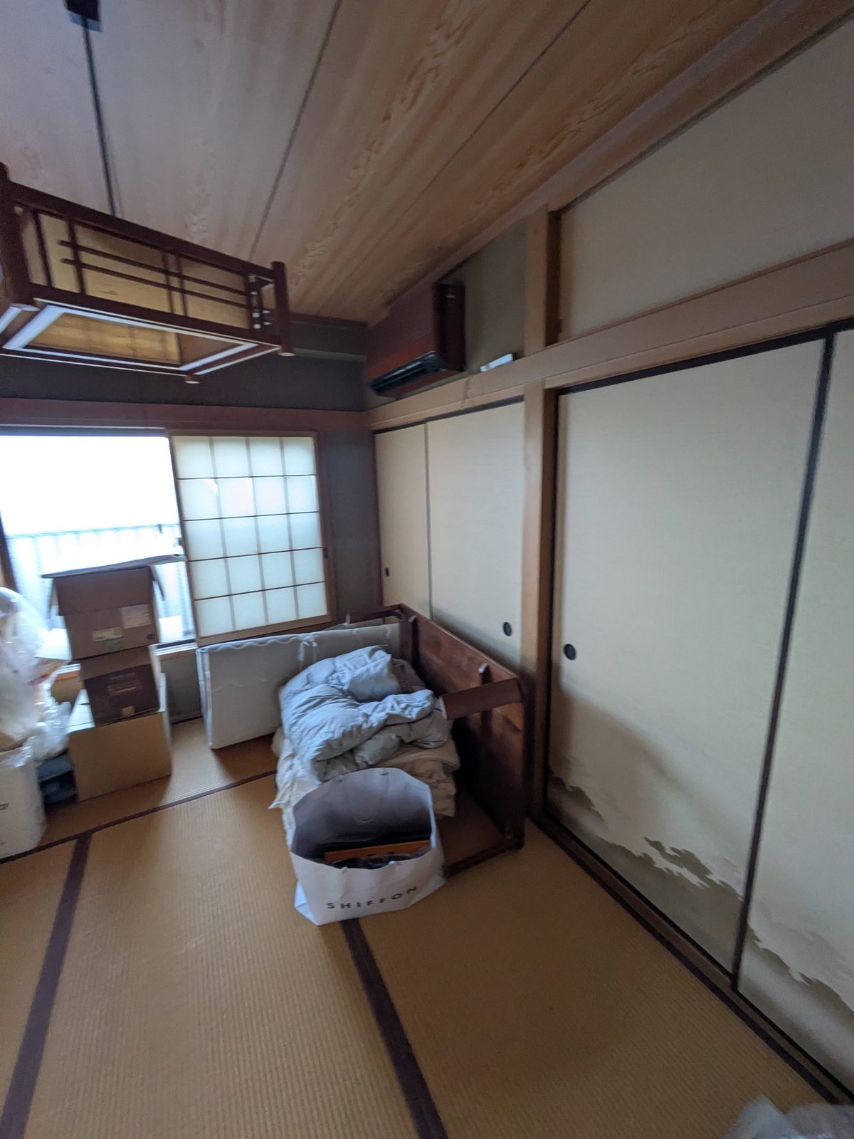 改修前の和室。障子のついた窓と、壁一面の押入れの襖、竿縁天井