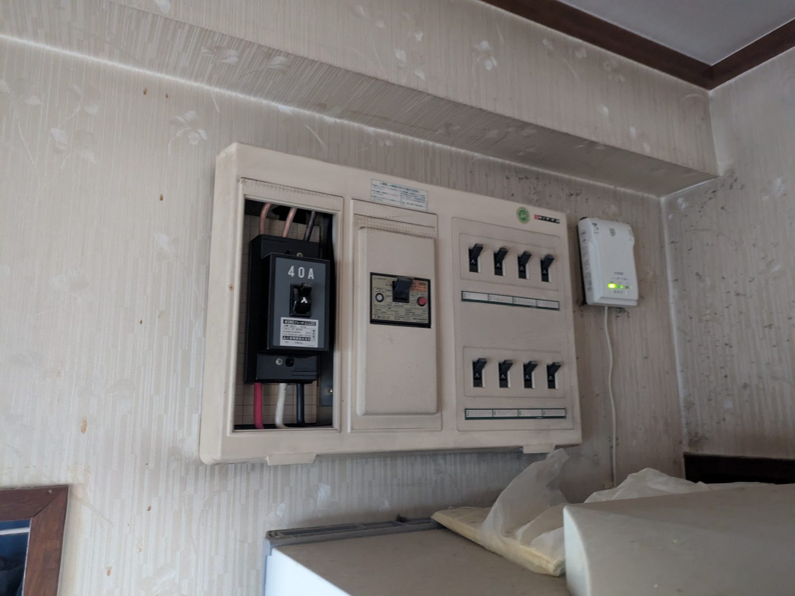 改修前の分電盤。主幹40Aのブレーカーと8回路の分岐ブレーカー、右隣にガス警報器