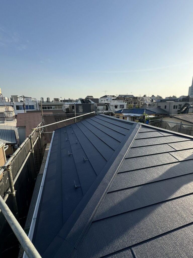 施工後の屋根の納まり。棟包みと雪止め金具、新しく取り替えた軒どい
