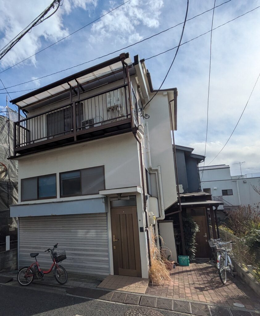 中野区の戸建て(3階建て)。屋根カバー工法と外壁塗装、雨どいの更新を終えた外観