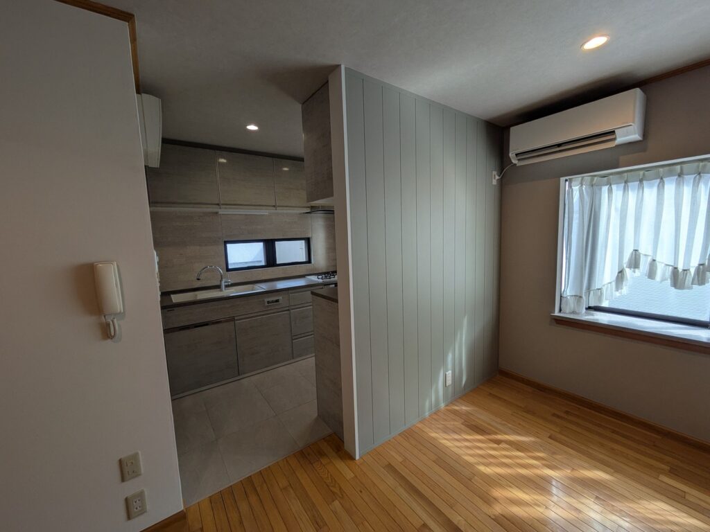 中野区の戸建て。開口越しにつながるキッチンとダイニング