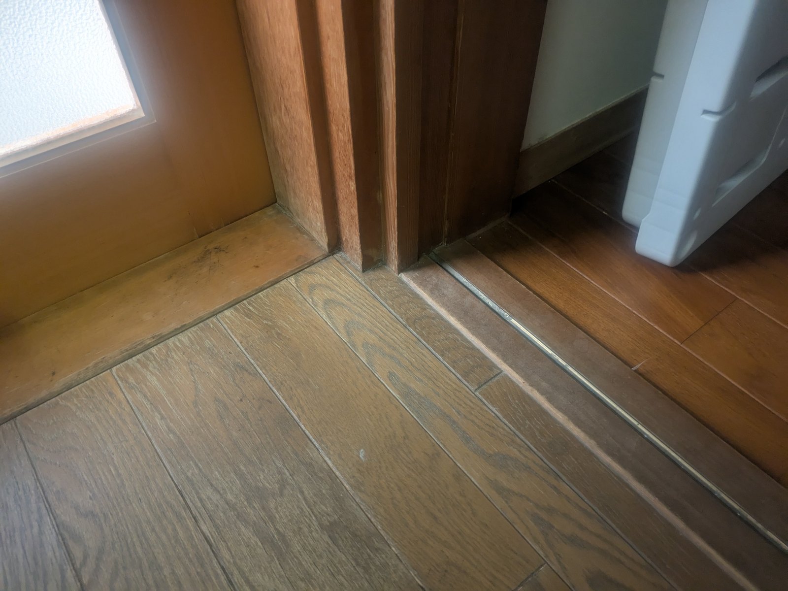 施工前の床と既存の巾木