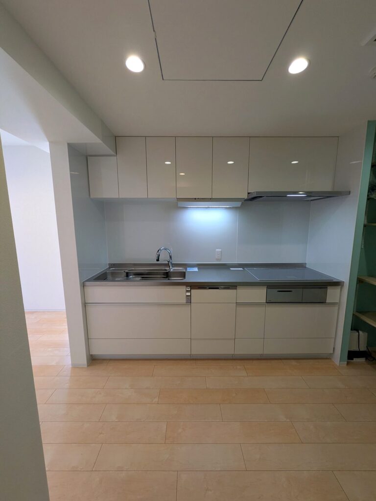 中野区のマンション。作り直したI型キッチンと吊戸棚、ステンレスのワークトップ