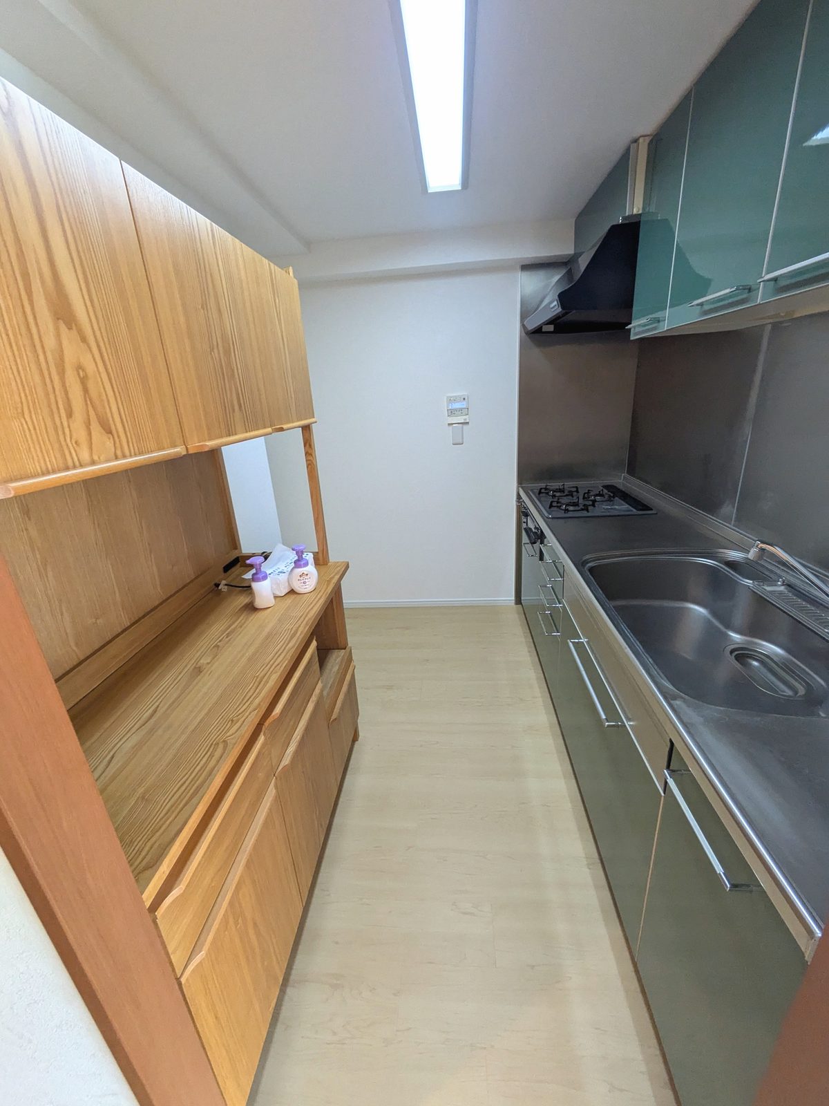 改修後のキッチン。設備は既存のまま、床が明るいフロアタイルに変わっている