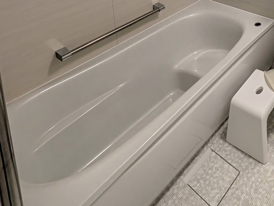 ゆるリラ浴槽(ジュエリーホワイトN)。奥にステップがあり、浴槽の横の壁に手すり