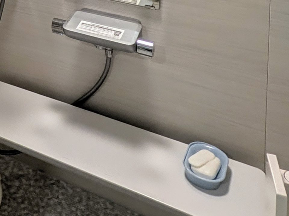 お掃除ラクラクカウンター(ホワイト)と、その上のサーモスタット式の水栓