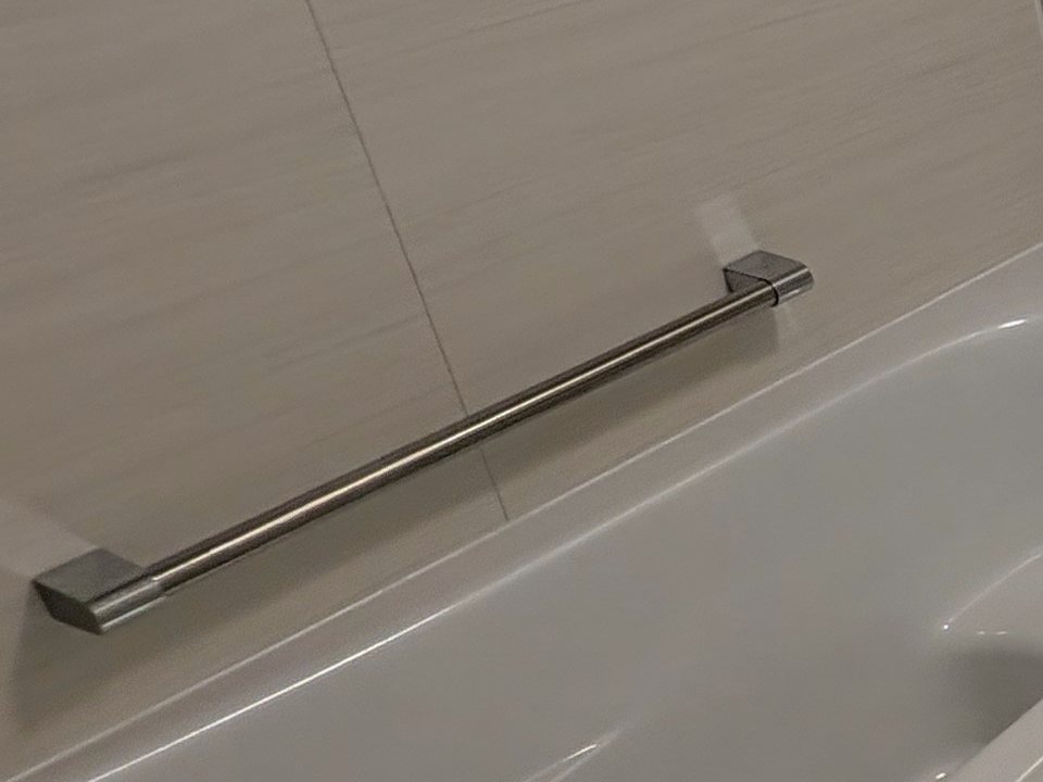 浴槽の横の壁に付けた、メタル調のI型手すり