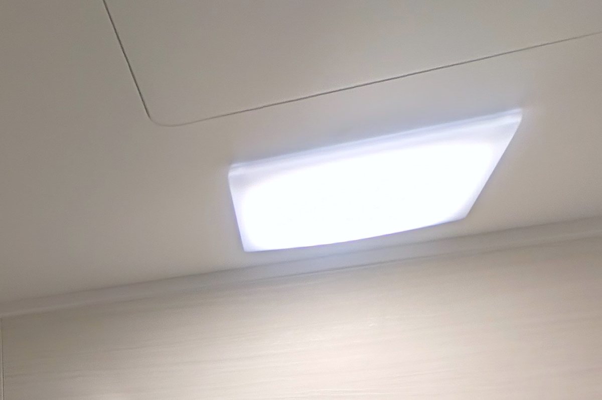 天井のLED照明と、その奥の天井点検口