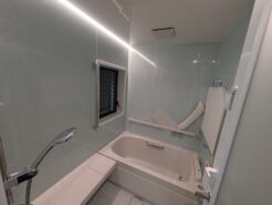 青磁リーフの浴室に、アクアフィールと手すりを。新宿区のLIXILスパージュ施工事例